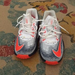 Nike kids running shoe: Airmax Infuriate